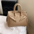 Modische khakifarbene Henkeltasche aus Leder, klassische Umhaengetasche mit Schliessbeschlag. - Khaki