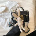 Retro zwarte PU lederen schoudertas met metalen slot, geweven riem en schattige konijnenhanger. - Zwart (Met Hanger)