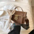Retro schoudertas voor dames, stijlvolle bruine PU lederen handtas met chique riem. - Lichtbruin (Met Hanger)