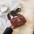 Bordeauxrode retro slot schoudertas, stijlvolle commuter handtas variant om te dragen. - Wijnrood (Zonder Hanger)