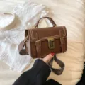 Retro bruine PU lederen schoudertas met metalen slot en geweven riem voor dagelijks gebruik. - Bruin (Zonder Hanger)