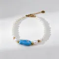 Détail d'un bracelet en perles bohème avec un pendentif poisson bleu - Bracelet à Maillons en Acier Inoxydable / Chaîne Perle Poisson Bleu