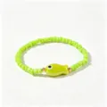 Zoom sur un bracelet en perles vertes de style bohème avec un charmant petit poisson. - Poisson Vert Vif