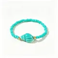 Détail d'un bracelet de perles turquoise de style bohème avec un pendentif en coquillage. - Conque Bleu Cyan