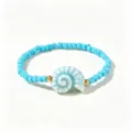 Bracelet en perles bleu clair style bohème avec breloque coquillage en céramique - Conque Bleu Ciel
