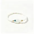 Bracelet en perles blanches avec breloque poisson œil maléfique. - Poisson Blanc