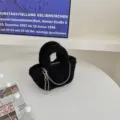 Μαύρη βελούδινη τσάντα bucket με χρυσή αλυσίδα, κομψή χνουδωτή τσάντα για καθημερινή μόδα. - Μεταλλική Αλυσίδα / Μαύρο
