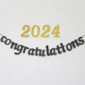 Banniere de fete de graduation 2026 felicitations lettres dorees et noires decoration - Bannière de remise des diplômes dorée 2024 et paillettes noires