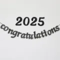 Bannière de remise de diplôme à paillettes noires 2025 félicitations fête drapeau suspendu. - Banderole de remise de diplôme noire 2025 et noir pailleté