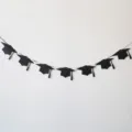 Guirlande de chapeaux de graduation pailletés noirs banderole pour fête de remise. - Lot de 7 bannières chapeau de diplômé avec pompons à droite