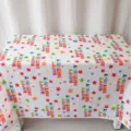 Nappe en plastique imperméable PEVA jetable avec impression de fête d'anniversaire colorée. - Nappe à lettres d'anniversaire 137*274 cm