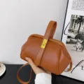 Borsa a mano marrone con motivo litchi e chiusura bacio, manico e tracolla vista principale - Marrone