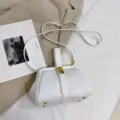 Bolso bandolera blanco con patrón de lichi y cierre de beso, elegante bolso de mano. - Blanco