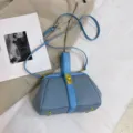 Stijlvolle blauwe crossbodytas met handvat, knipsluiting en chicnerflederen ontwerp voor dames. - Blauw