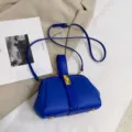 Blauwe litchi nerf handtas met kusgesp, elegante schouder- en crossbodytas voor dames. - Saffierblauw