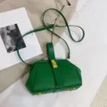 Groene dames schoudertas met litchi patroon stijlvolle handtas met gouden draaisluiting. - Groen