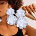 Detailansicht der großen weißen Stoffblumenohrringe, getragen von einem Model für Mode. - Weiß Zwei Blüten