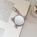 Detailansicht des süßen Katzen Acetat Spiegel Schlüsselanhängers, elegantes Dekoaccessoire. - Lila