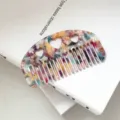 Exquisiter Acetat-Haarkamm mit hohlem Herzdesign und bunten, marmorierten Musterdetails. - Größe: ca. 8,8 cm * 4,8 cm, 4 mm / 6# Mehrfarbig Schachbrett