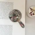 Primer plano detallado del espejo de maquillaje floral portátil de acetato con rosa. - Verde Floral