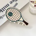 Gros plan de la pince à cheveux raquette de tennis mignonne avec design de maille. - 9.8x5cm / Vert