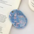 Detailansicht eines tragbaren blauen rosa Acetat Klapphaarkamms mit Spiegel, Retro Accessoire. - Ca. 7.8cm*5.7cm / Blau-Rosa