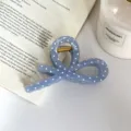 Vista dettagliata di una molletta per capelli blu a pois bianchi, elegante e chic. - Circa 11cm / Blu