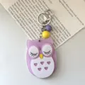 Simpatico portachiavi in acrilico con gufo dei cartoni animati, elegante accessorio per borsa. - Viola