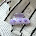 Vue détaillée de la pince à cheveux à carreaux violets avec des breloques cœur et strass. - Cœur Violet