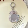 Vista dettagliata del portachiavi specchio mini acrilico farfalla retrò argento. - bianco-blu