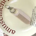Mini kam sleutelhanger schattige draagbare haarkam met metalen haak voor leuke tasdecoratie - 9cmx3.2cm / Broken Wit