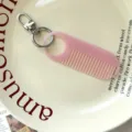 Gedetailleerd overzicht van een schattige roze mini kam sleutelhanger, draagbare haarhanger. - 9cmx3.2cm / Roze