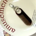 Mini kam sleutelhanger draagbaar schattig metalen sleutelringhanger haarstyling accessoire - 9cmx3.2cm / Bruin