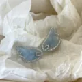 Dettaglio fermaglio capelli ala d'angelo strass blu, accessorio scintillante laterale. - Clip Paio Ali D'Angelo / Set da 2 Pezzi / Blu