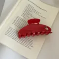Große rote Haarklammer mit süßem Strass-Beeren-Detail, stilvolles Haaraccessoire für Damen. - Rote Strassblume (Haarkralle)
