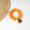 Vue détaillée du bracelet d'Halloween perlé orange avec breloque fantôme et citrouille - Bracelet Fantôme Citrouille / 5.5cm Diamètre Intérieur / Orange (S-002)