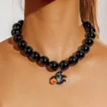 Vue détaillée d'un collier d'Halloween en perles noires avec pendentif fantôme et citrouille - Noir (N-002)