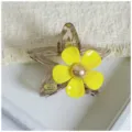 Gedetailleerde close-up van een chique transparante sterren haarclip met gele bloem. - Gele bloem - ster-haarklem