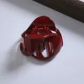 Detail van de wijnrode onregelmatige haarklem, elegant haaraccessoire van gemiddeld formaat. - Haarklemmen met onregelmatige vorm / Rood