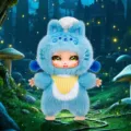 Schönes blaues Plüschtier Kuschelpuppe mit Kapuze und großen Augen, tolles Designer Spielzeug. - Abenteuer