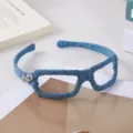 Detailansicht des mit Jeansstoff umwickelten Brillenrahmen-Haarreifs, handgemachtes Design. - Blauer Brillenrahmen-Haarreifen