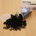 Vista dettagliata di elastici per capelli neri senza cuciture in un barattolo trasparente pratico. - 200 Pezzi (Diametro circa 2cm) / Nero