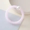 Primo piano dettagliato di un elastico per capelli a spirale rosa con perla bianca. - Anello Telefonico Perlato (No.2) / Rosa