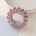 Primo piano dettagliato di un elastico per capelli colorato a più fili, design flessibile. - Elastici a spirale rosa, blu e rosa chiaro #2