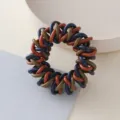 Primo piano dettagliato dell'elastico per capelli a treccia telefonico, multicolore. - Elastici a spirale blu marrone verde #7