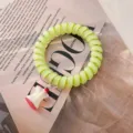 Elastico per capelli verde a telefono con ciondolo a torsolo di mela, accessorio dolce. - Elastici a filo del telefono torsolo di mela