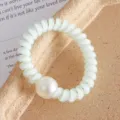 Haarelastiek in gelei-look met pareldetail, eenvoudig en stijlvol armbandje voor dagelijks gebruik. - Kralen Telefoonsnoer / Groen