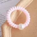 Roze telefoondraad haarelastiek met imitatieparel, minimalistisch haaraccessoire detail. - Kralen Telefoonsnoer / Roze
