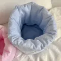 Gros plan détaillé de l'intérieur du panier de rangement de cosmétiques matelassé rayé. - Grand : 15*15 cm / Bleu