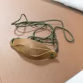 Vervangende lederen zak voor traditionele buitenslingershot met duurzaam groen touw. - Bruin